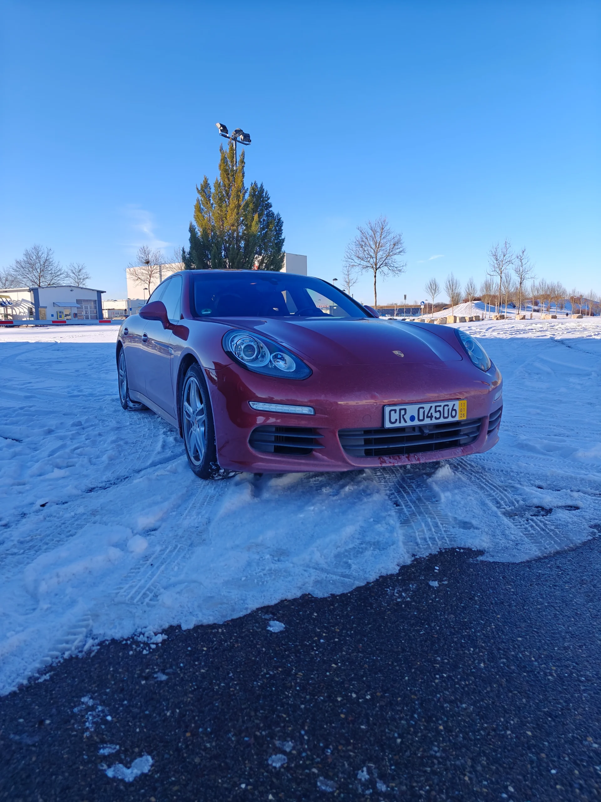 Auto deportivo rojo sobre nieve